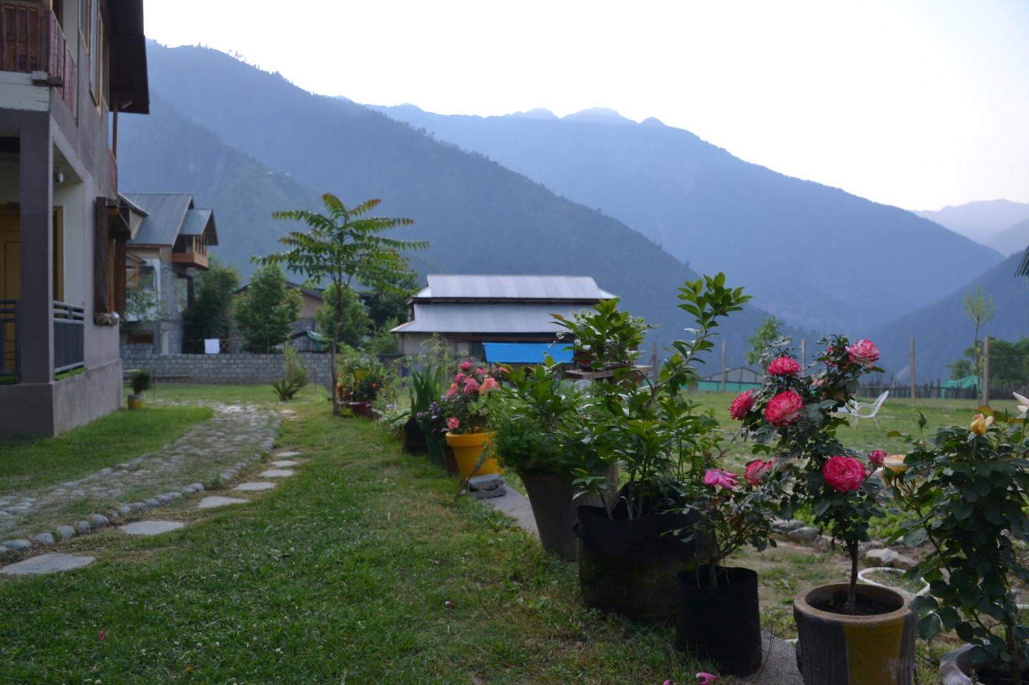 West End Lodges Neelum Dış mekan fotoğraf