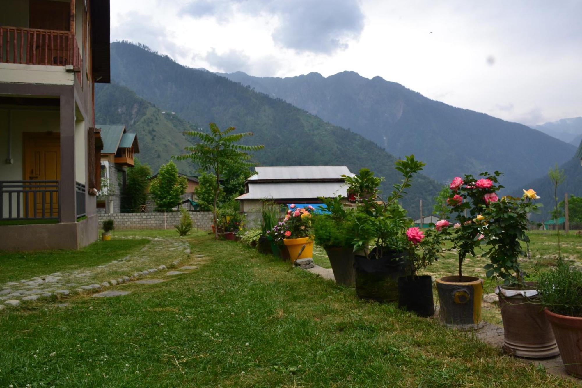 West End Lodges Neelum Dış mekan fotoğraf