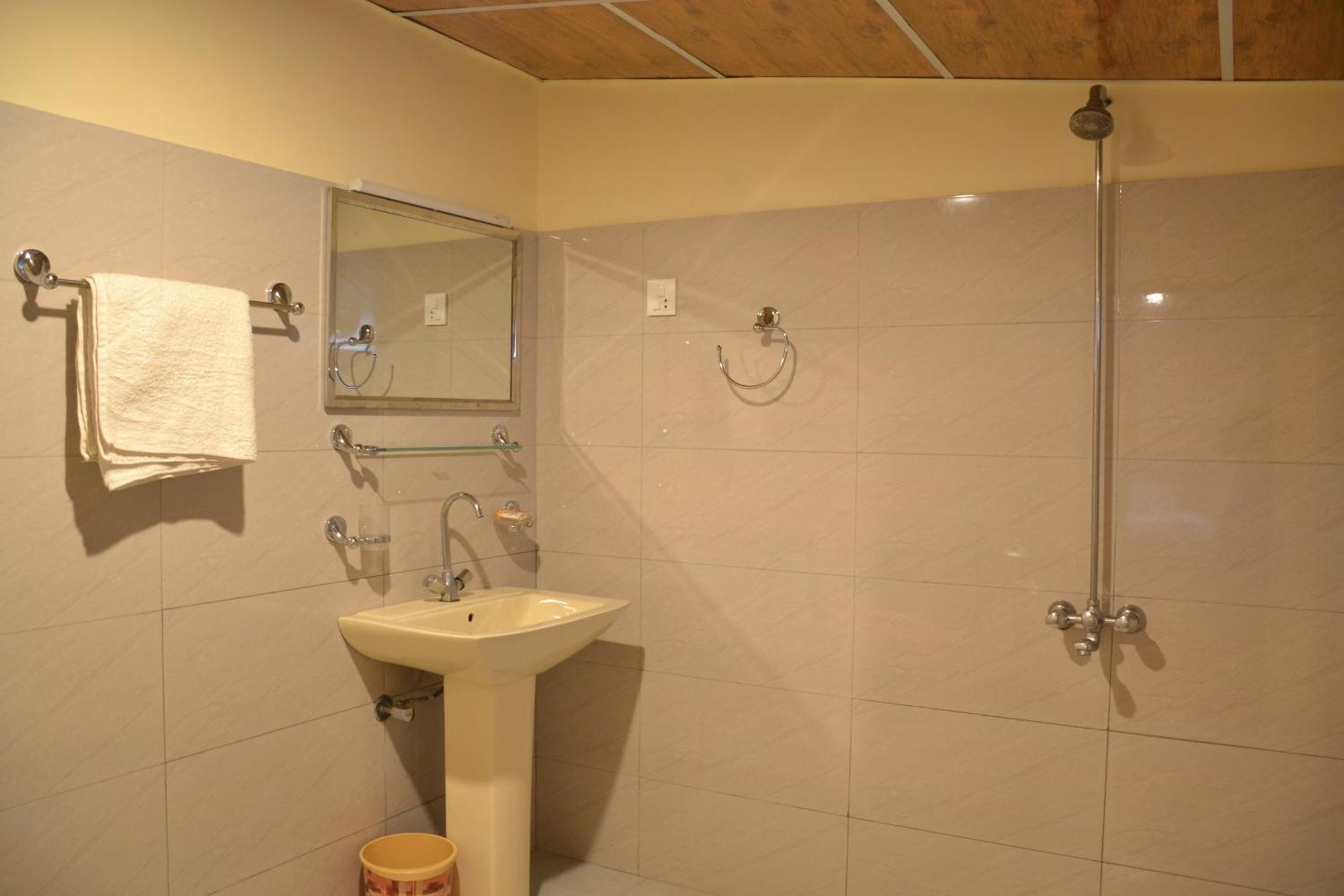 West End Lodges Neelum Dış mekan fotoğraf